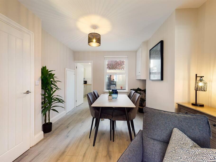 It'S Broadway Baby! Great House Close To City Centre เบลฟาสต์ ภายนอก รูปภาพ